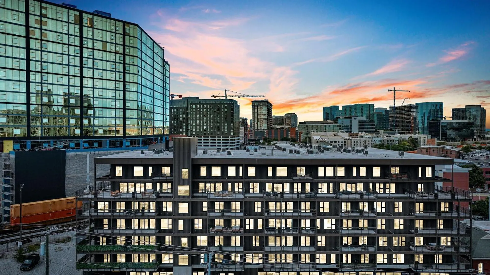 Honky Tonk Hideaway, Walk To Broadway, Pool, Gym And Parking Villa Nashville United States
