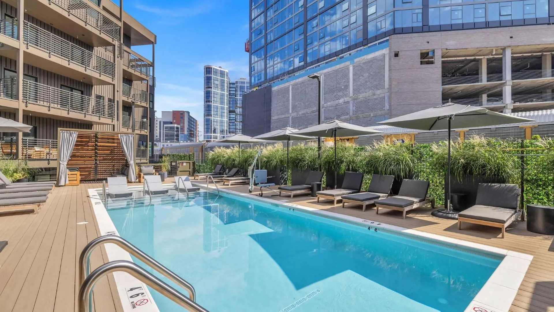 Honky Tonk Hideaway, Walk To Broadway, Pool, Gym And Parking Villa Nashville